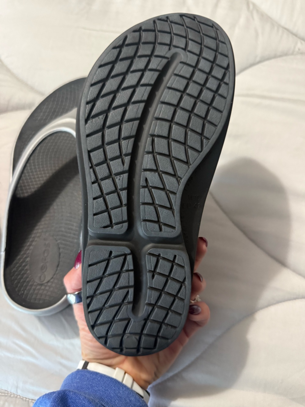 OOFOS Silver and Black Cushioning Recovery Flip Flops - Picture 3 of 4